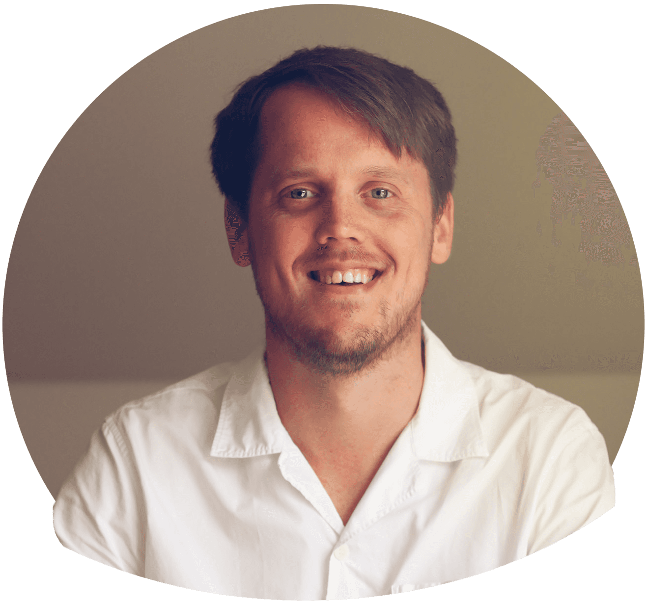 Tommy F smilende med kort halvblondt hår kledd i zip-genser. Foto.